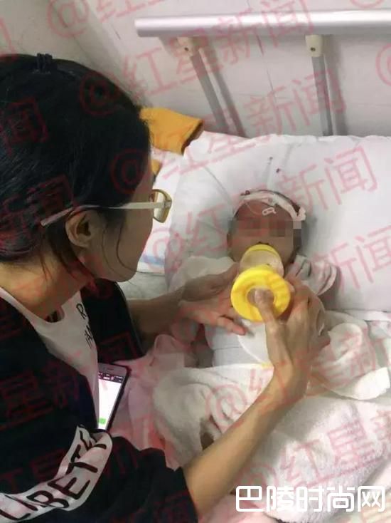 志愿者帮忙照顾男婴