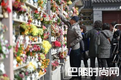 众多民众来到陵园为亲人祭扫
