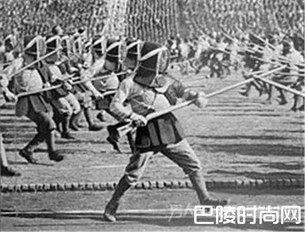 日本学生训练拼刺刀