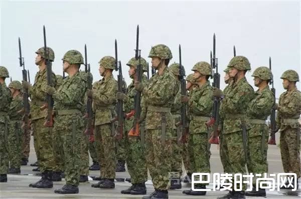 自卫队官兵列队