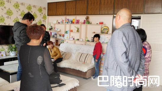 村民围观 村民围观