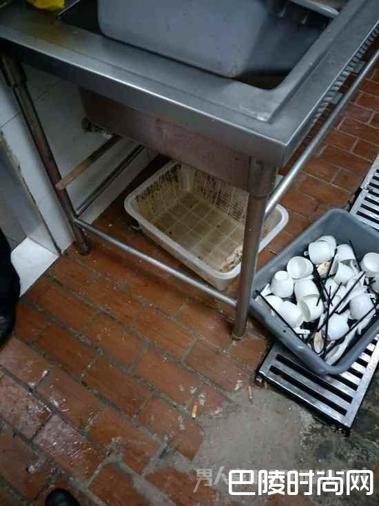 堆积在下水口的碗筷 堆积在下水口的碗筷