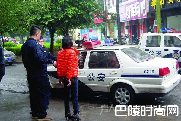 女子被押回警局