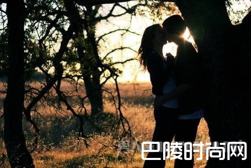 情侣拥吻