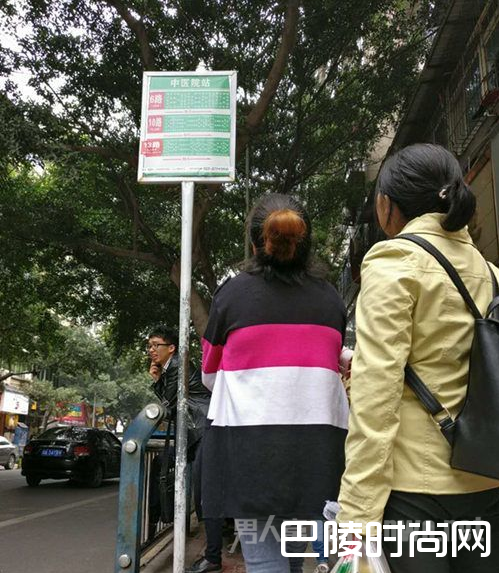 人们仰头看站牌 人们仰头看站牌