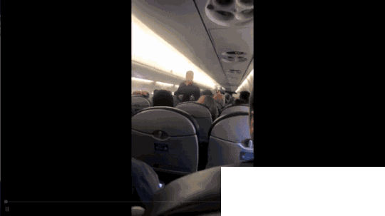 美联航赶客事件