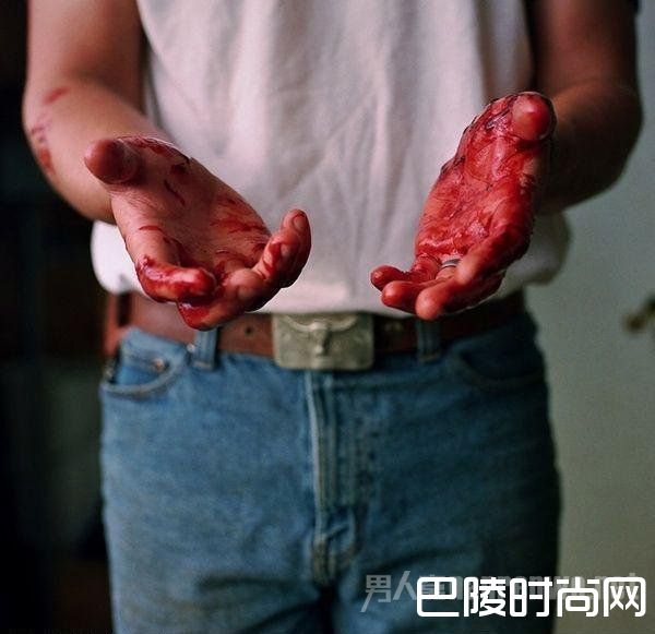 双手沾满鲜血