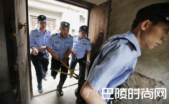 警方打击传销窝点