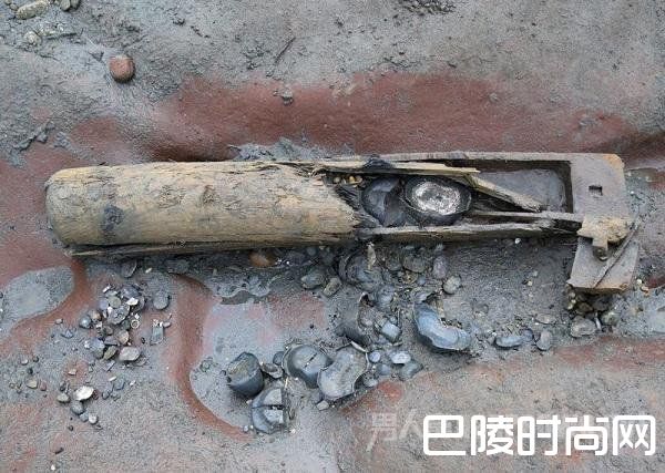 江口沉银发掘现场的银锭