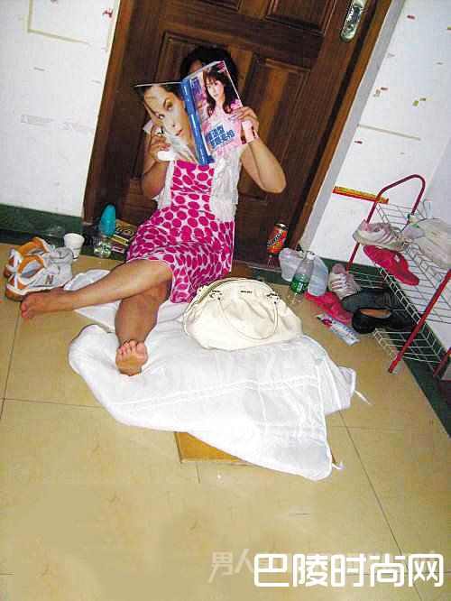 女子坐在家门口