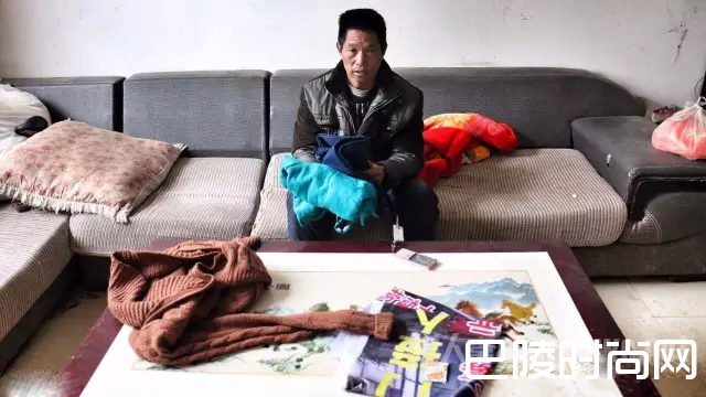 刘某丽的父亲拿着从看守所退回的衣服 刘某丽的父亲拿着从看守所退回的衣服