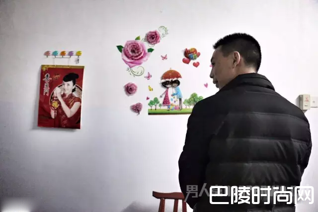 张少峰站在家中儿童贴画前面