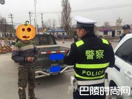 闯红灯自称色盲