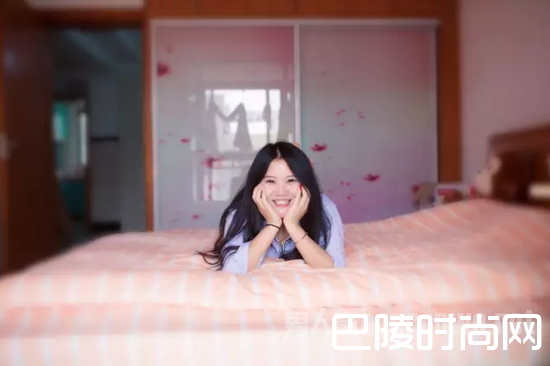 90后海归出租半张床