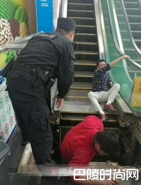 屁股被商场扶梯咬住