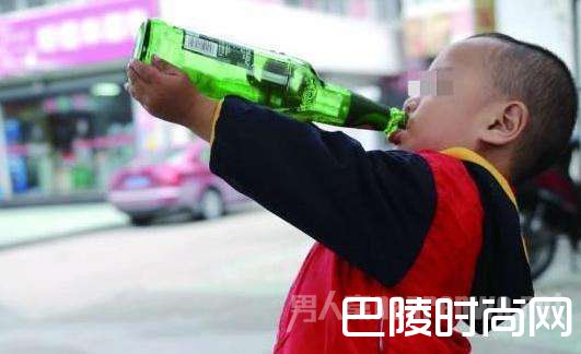 小孩喝酒