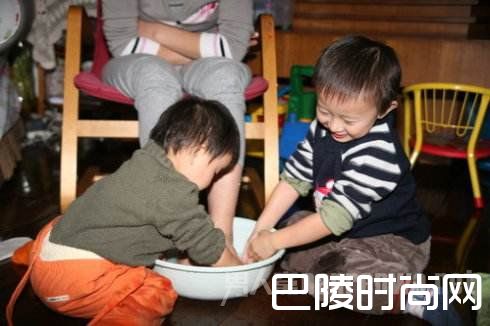 为母亲洗脚
