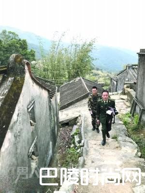 南澳岛的海警官兵经常爬山到佳佳家中慰问