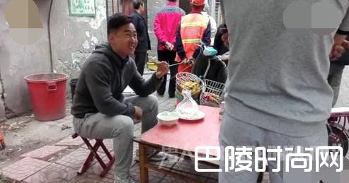 淡定哥悠闲吃饭