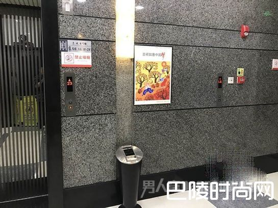 写字楼现奇葩电梯