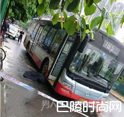 女子穿高跟鞋追公交