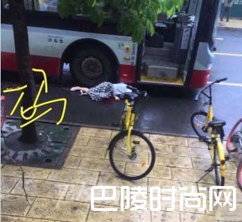 女子穿高跟鞋追公交