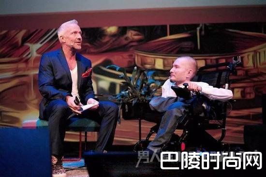 瓦列里（右）接受媒体访问