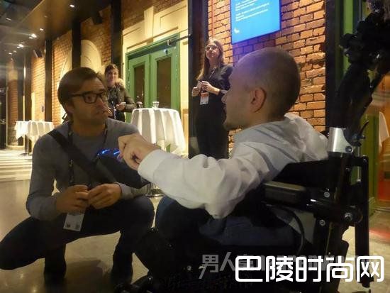 论坛后瓦列里与他人交流 论坛后瓦列里与他人交流