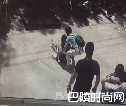 女侠将女子扶起来