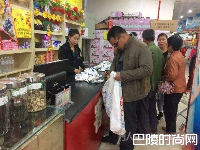 村民超市排队退脚臭盐