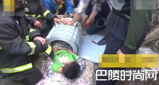 消防员施救 消防员施救