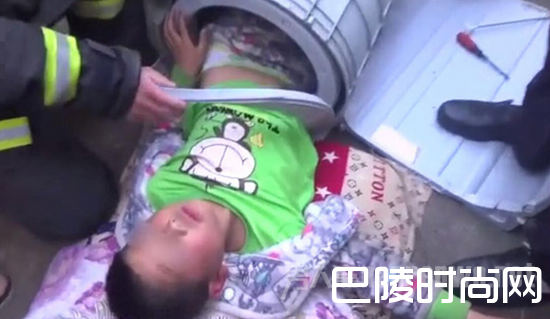 孩子跳进洗衣机 孩子跳进洗衣机