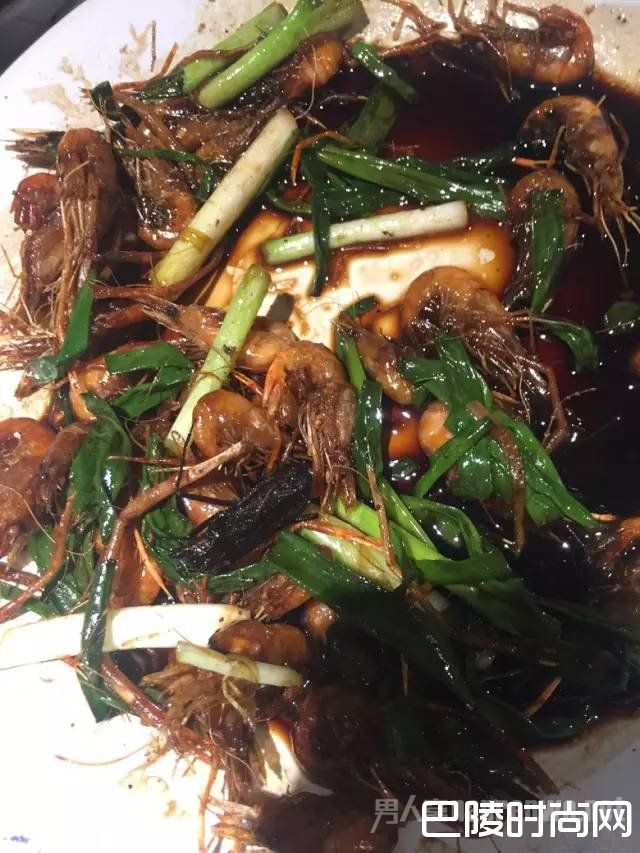 葱爆河虾中的大蟑螂