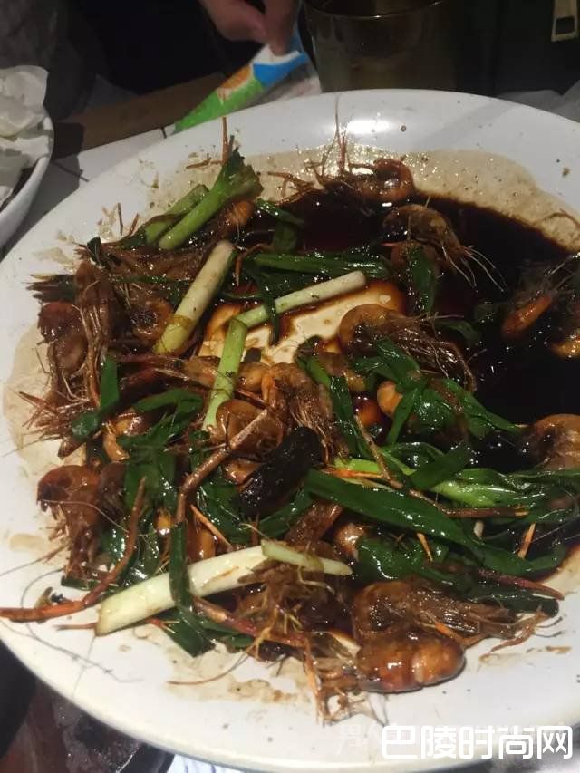 葱爆河虾中的大蟑螂