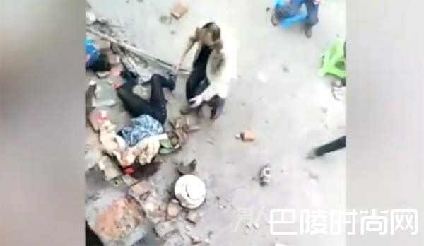 亲友接亲抢红包摔下2楼