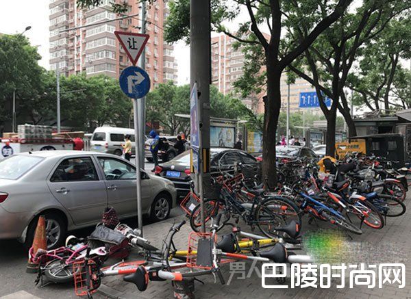 街头被大风吹倒的自行车