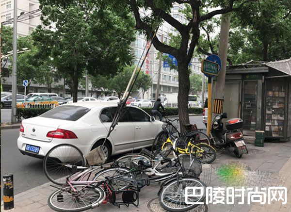 街头被大风吹倒的自行车