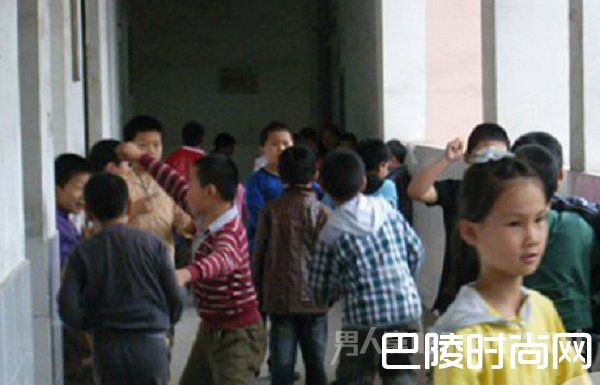 男孩在校打闹死亡