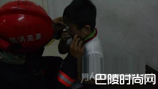 打闹眼皮被拉链卡住 打闹眼皮被拉链卡住