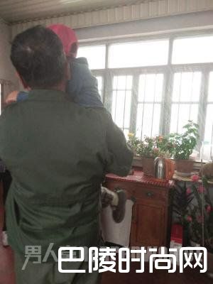 亲友凌晨发觉时孩子正坐在妈妈身边看电视 亲友凌晨发觉时孩子正坐在妈妈身边看电视