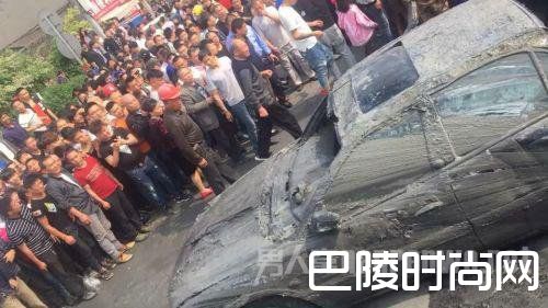 温州某河道惊现黑色轿车 温州某河道惊现黑色轿车