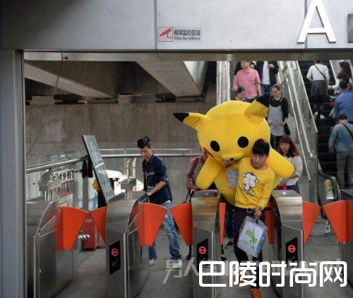 90后父亲扮皮卡丘乞讨救女