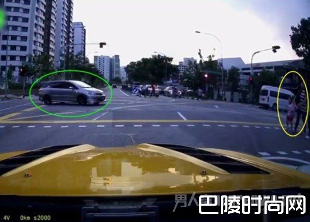 母亲推开女儿瞬间