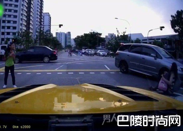 母亲推开女儿瞬间