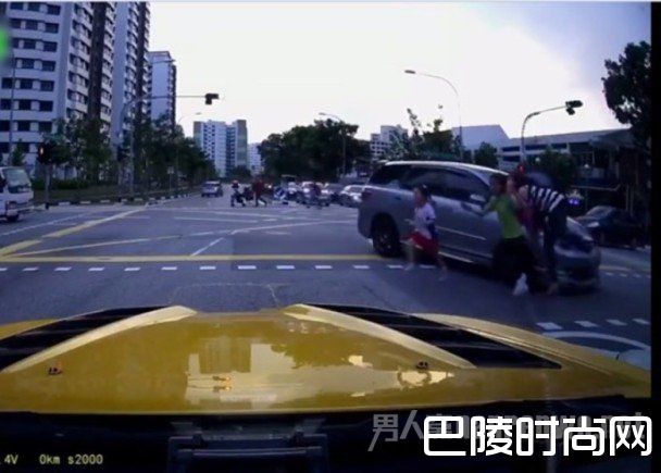 母亲推开女儿瞬间