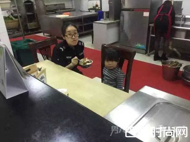 孩子正在中队吃午饭
