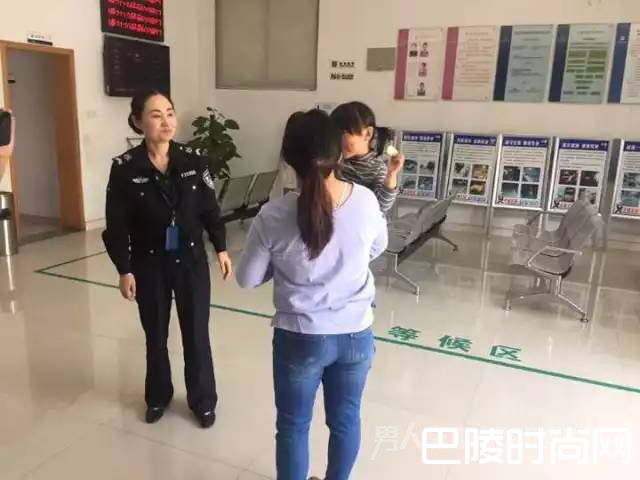 孩子的妈妈急急忙忙赶到了中队
