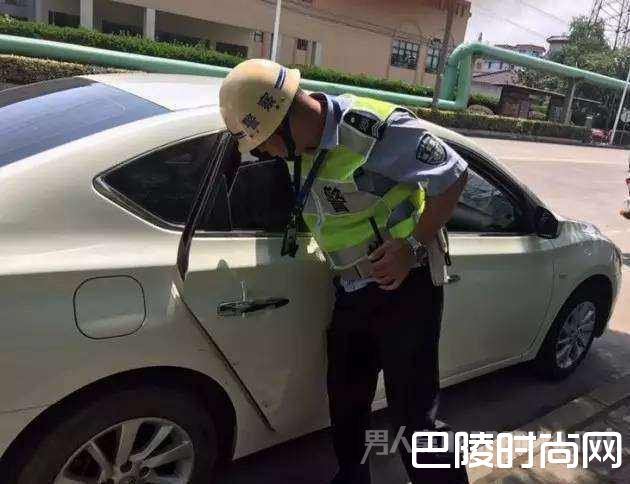 趴在窗户边与小女孩交流