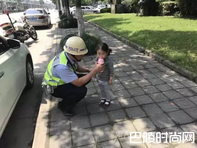 将孩子抱出并给她喂水