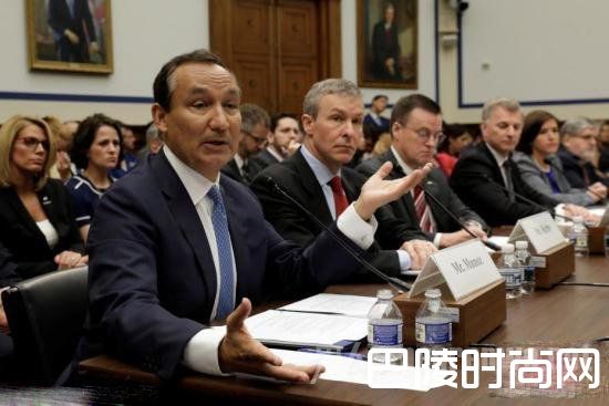 美联航暴力驱客事件展开听证会